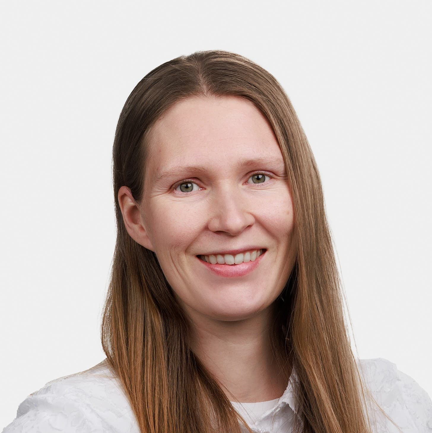 Riina Koivuneva, Lääketieteen lisensiaatti — Pihlajalinna